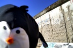 Tux in front of the Berlin Wall